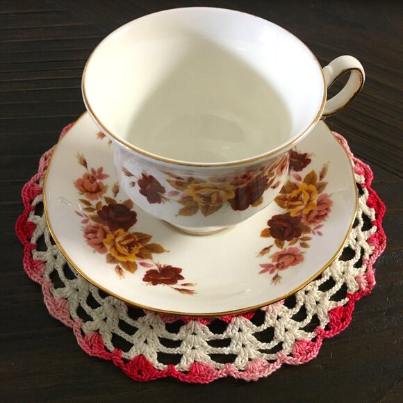 Queen Anne England White Porcelain Tricolour Rose Teacup & Saucer - Picture 2 of 10